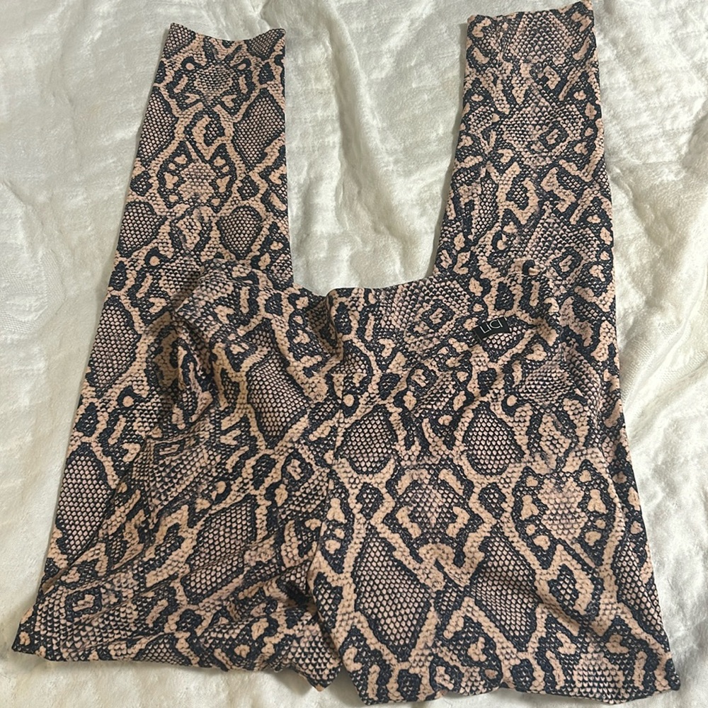 Lici fit fit scrunch bottom high waisted size medium